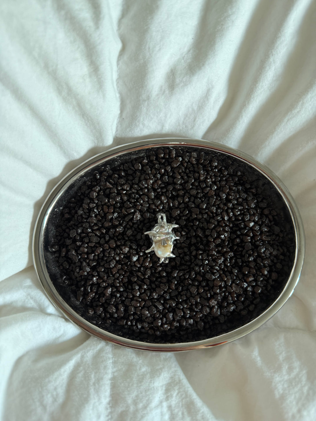 „Vae“ pierced charm- monoklin