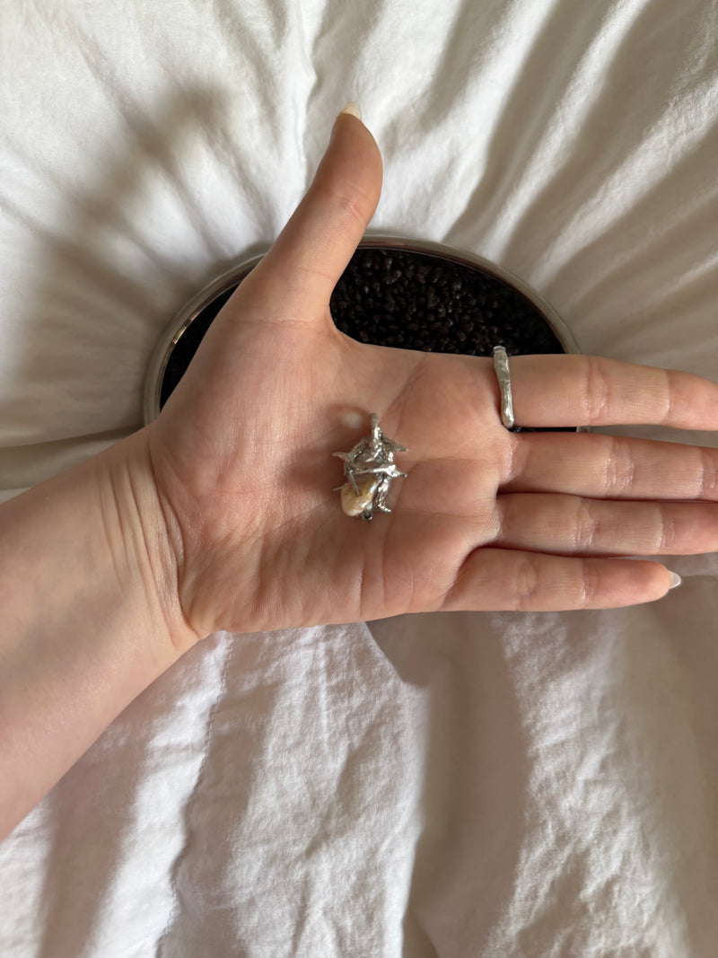 „Vae“ pierced charm- monoklin — view 2
