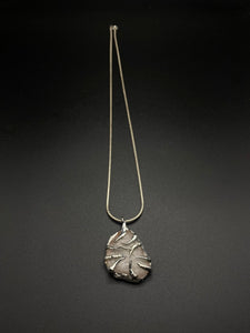 "Natu" - chain charm monoklin