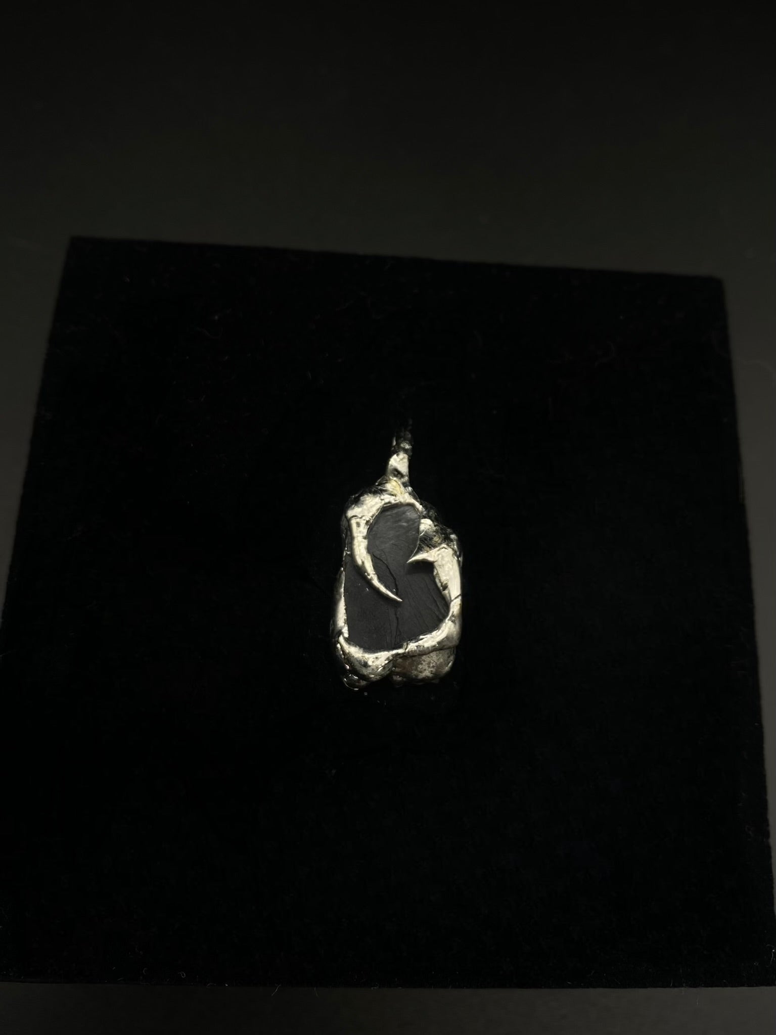 "YJU" - CHARM MONOKLIN